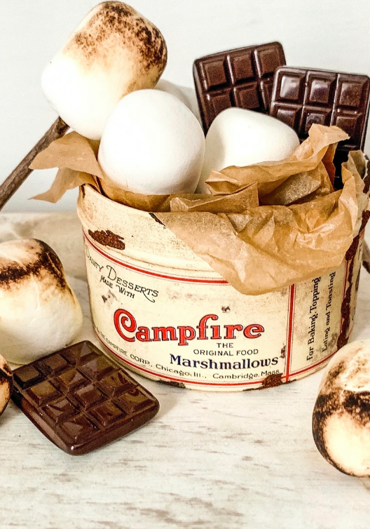 MINI CAMPFIRE MARSHMALLOW TIN WITH FAUX MARSHMALLOWS