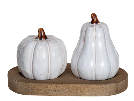STONEWARE PUMPKIN SALT & PEPPER SHAKERS W/WOOD TRAY