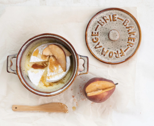STONEWARE BRIE BAKER W/BAMBOO SPREADER