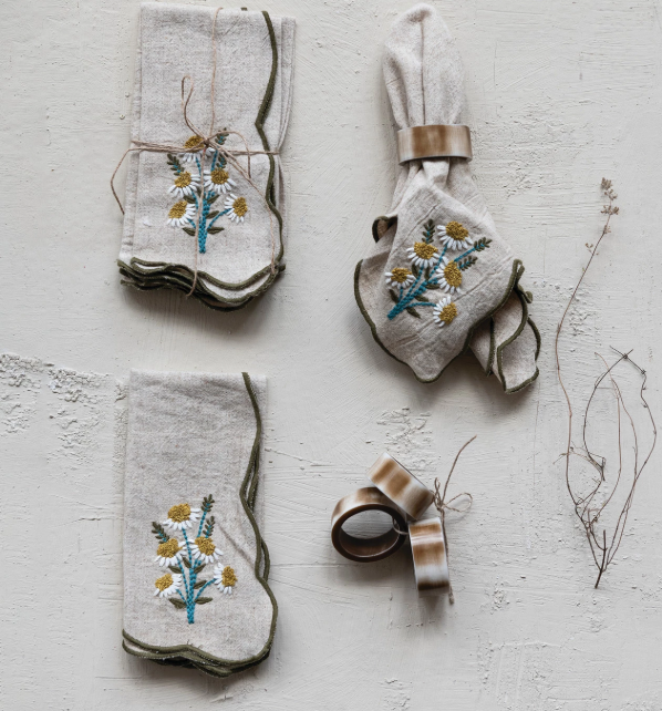 SCALLOPED NAPKINS WITH EMBROIDERED DAISY AND CONTRASTING STITCHED EDGE - SET OF 4