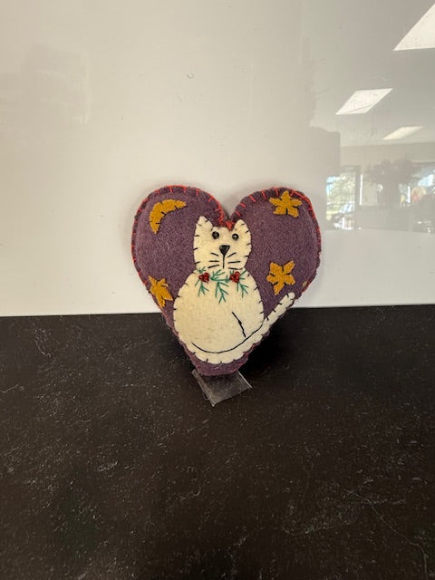 CHRISTMAS FELT WOOL HEART WITH CAT ORNAMENT - ASSORTED