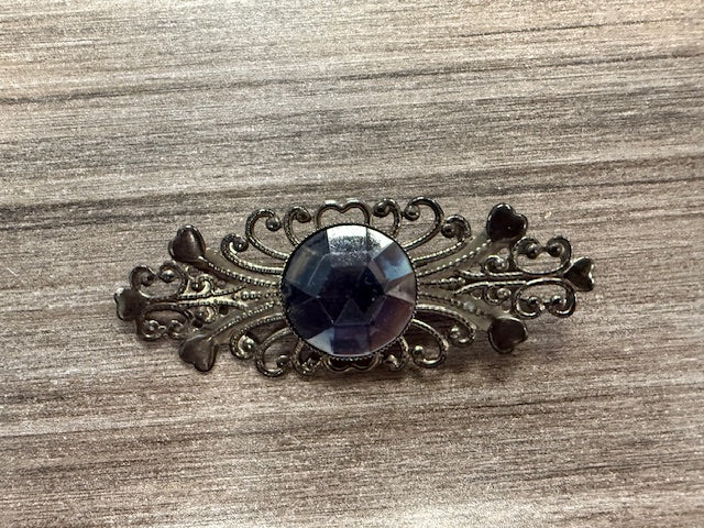 VINTAGE FILIGREE BROOCH WITH GLASS STONE