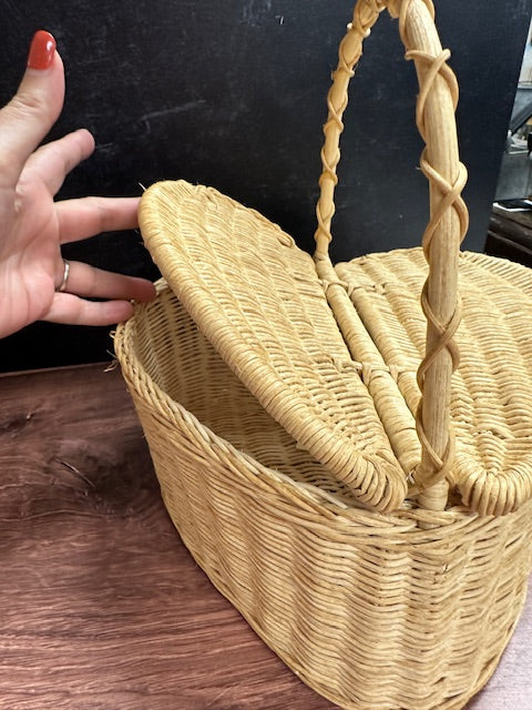 HEART SHAPED NATURAL WOVEN BASKET WITH HINGED LID
