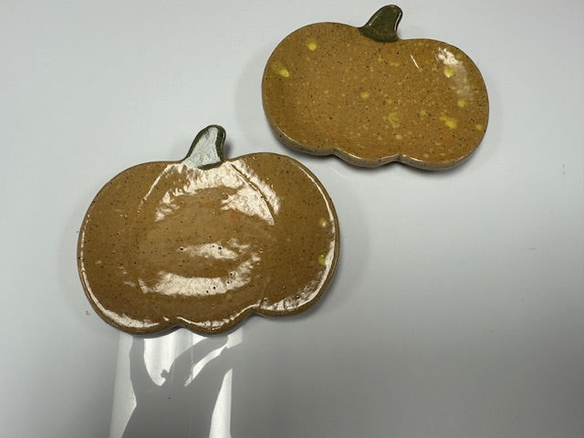 POTTERY BY SARAH FORNO - PUMPKIN DISH 4.5" x 4"