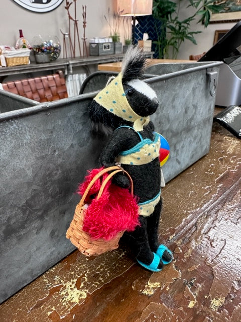 FELT BEACH SKUNK - ORNAMENT
