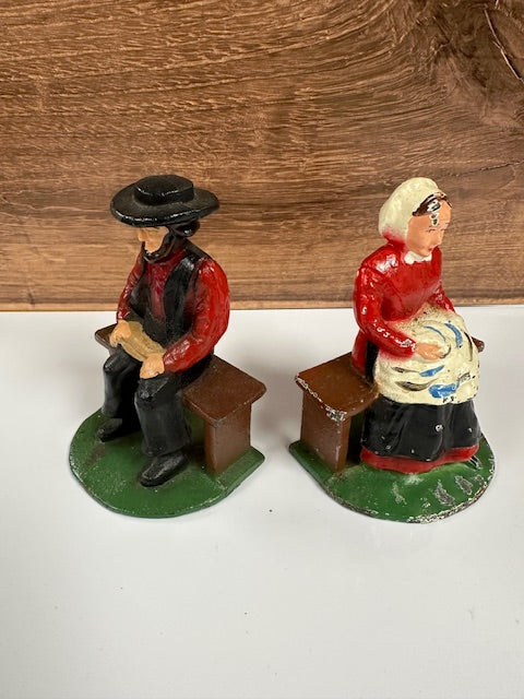 ANTIQUE CAST IRON BOOKENDS AMISH PEOPLE MAN & WOMAN SITTING ON A BENCH