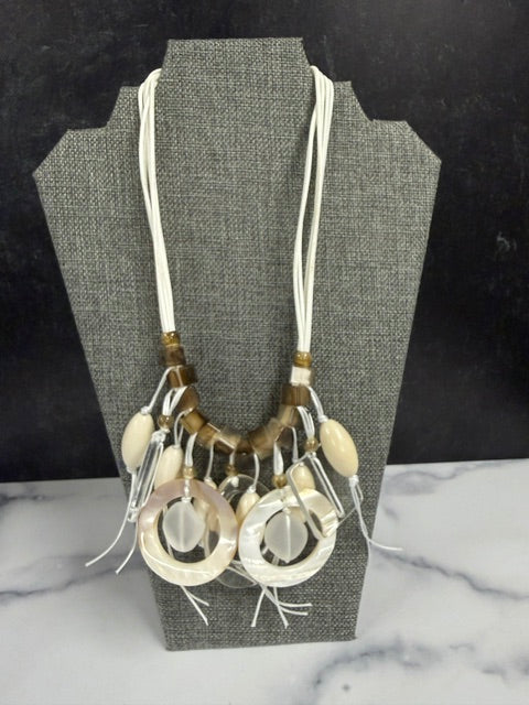 VINTAGE BOHO STYLE LUCITE PENDANT NECKLACE