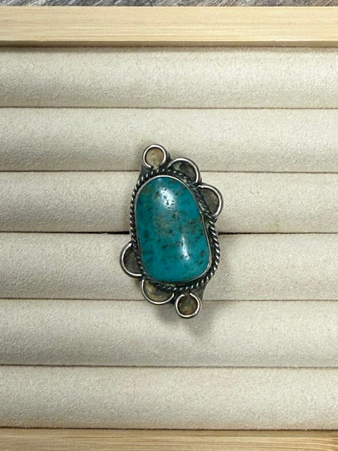VINTAGE STERLING SILVER SOUTHWESTERN BLUE TURQUOISE STONE SET IN BEZEL FRAME WITH DELICATE ROPE DETAIL RING