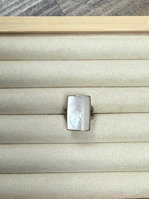 VINTAGE STERLING SILVER MOTHER OF PEARL RING