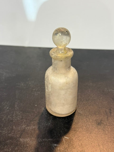 ANTIQUE SMALL GLASS APOTHECARY OR PERFUM BOTTLE WITH ROUND GLASS STOPPER