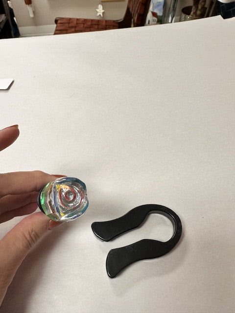 CLEAR GLASS ROSE WINE STOPPER WITH CUTTER