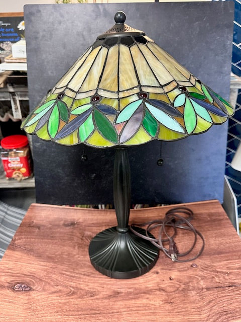 TIFFANY STYLE LEAF PATTERN LAMP