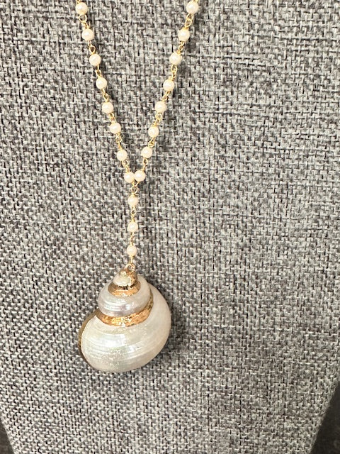 JANNIES JEWELS - NECKLACE 103 PEARL AND GOLD PLATED CHAIN W/GOLD RIMMED SHELL