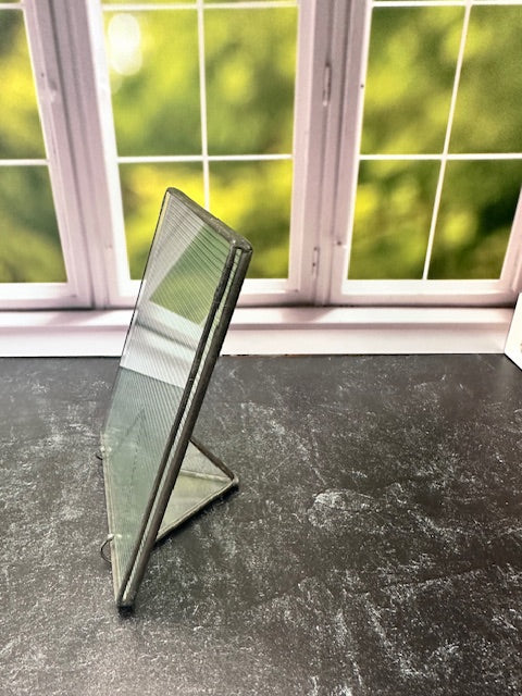 RIBBED GLASS AND METAL 5X7 PICTURE FRAME WITH STAND