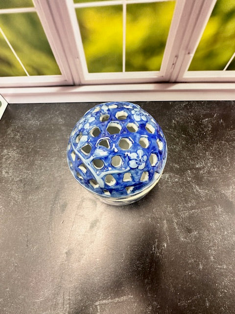 ORIENTAL BLUE AND WHITE PORCELAIN CONTAINERS