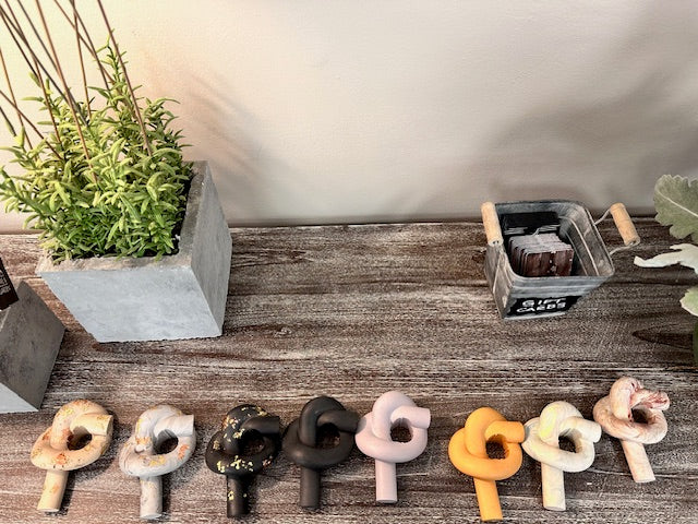 GRAPHITE KNOT CANDLE HOLDER - Assorted colors