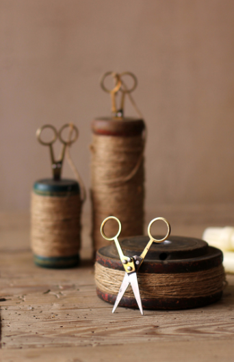 WOODEN SPOOLS WITH JUTE TWINE AND SCISSORS