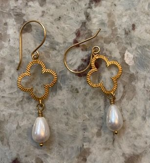 NANCY SCOFIELD JEWELRY WHITE TEARDROP FRESHWATER PEARL EARRINGS - GOLD