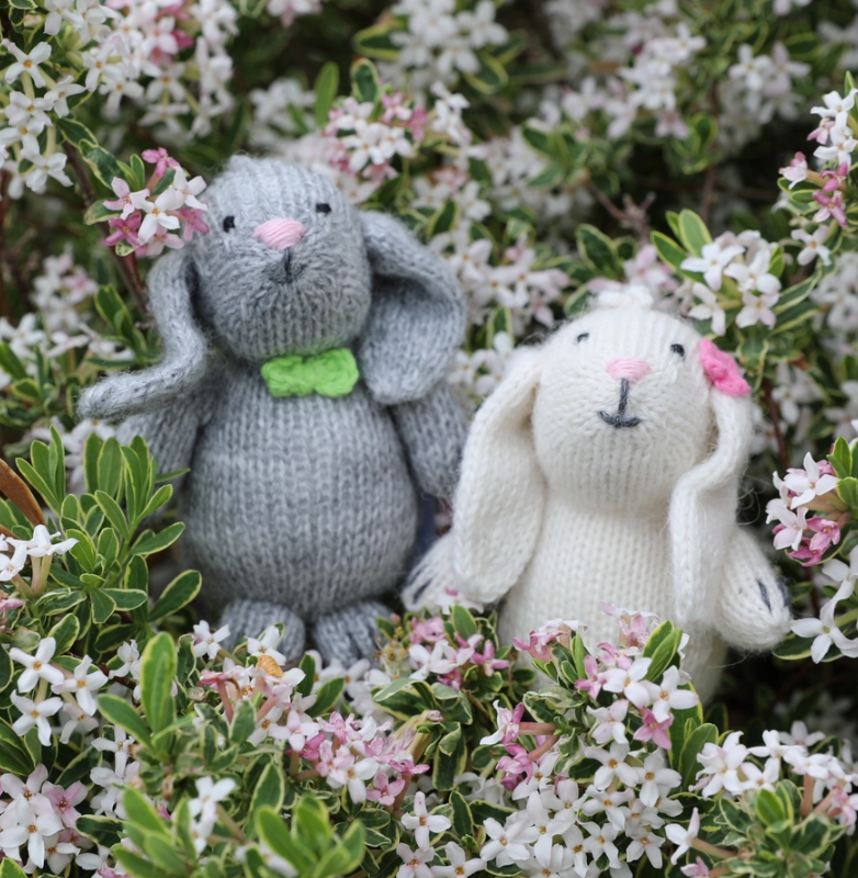 HAND KNIT MINATURE BUNNY