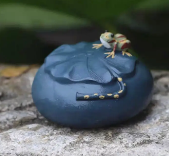 GOHOBI HANDMADE CERAMIC YIXING CLAY BLUE LOTUS AND FROG TEA PET