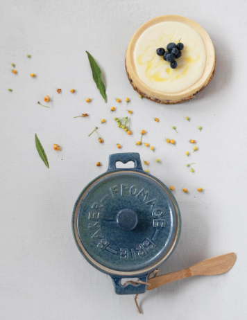 STONEWARE BRIE BAKER WITH BAMBOO SPREADER - BLUE GLAZE