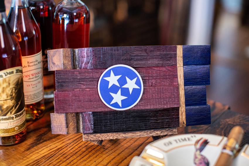 THE HERITAGE FLAG COMPANY BARREL WOOD AMERICAN FLAG - CASK COLLECTION