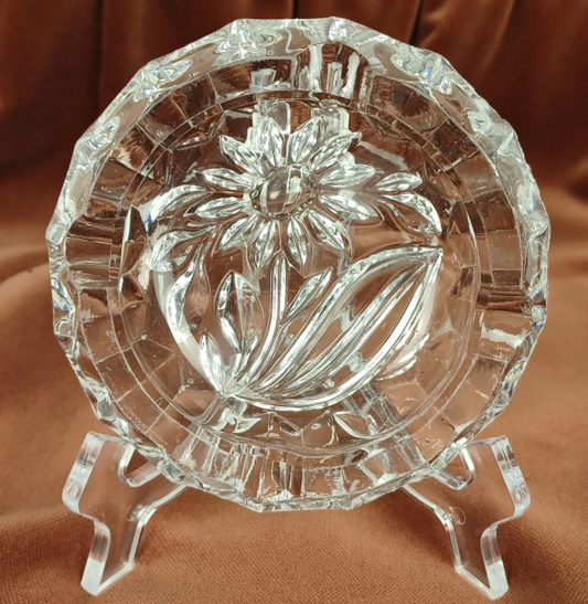 VINTAGE 1970'S CUT CRYSTAL DAISY ASHTRAY (INTAGLIO FLOWER DESIGN)
