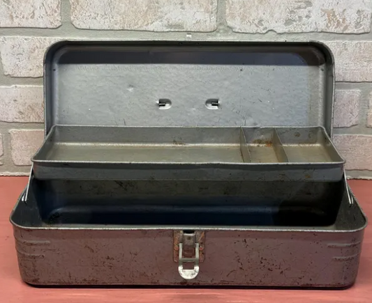 VINTAGE FISHING TACKLE BOX