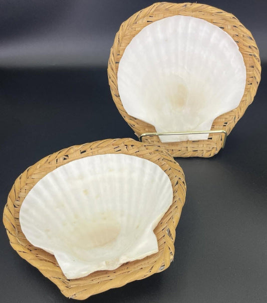 SCALLOP SHELL APPETIZER SERVER WITH WICKER TRIVET - SET OF 4 (2 EXTRA SHELLS)
