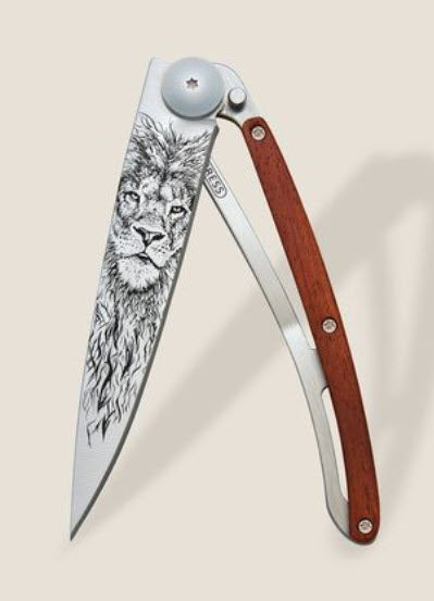 DEEJO KNIVES - 37G CORAL WOOD/LION
