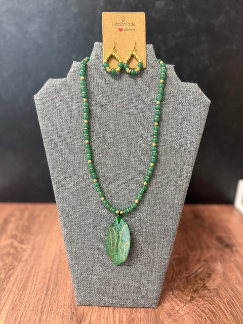 JANNIES JEWELS - 156 GOLD AND GREEN AGATE EARRINGS