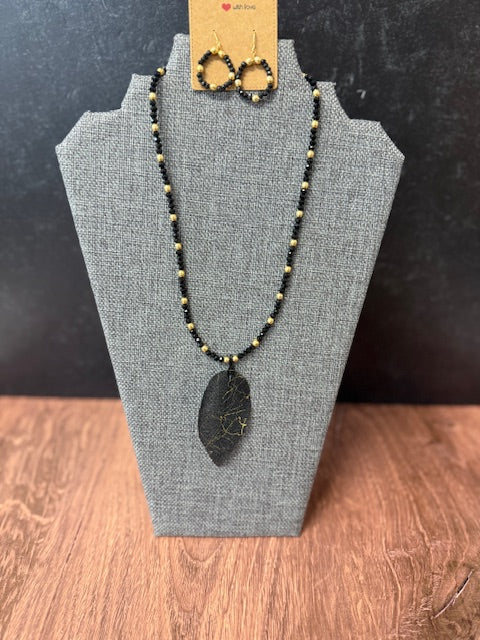 JANNIES JEWELS - 162 GOLD BLACK LEAF NECKLACE