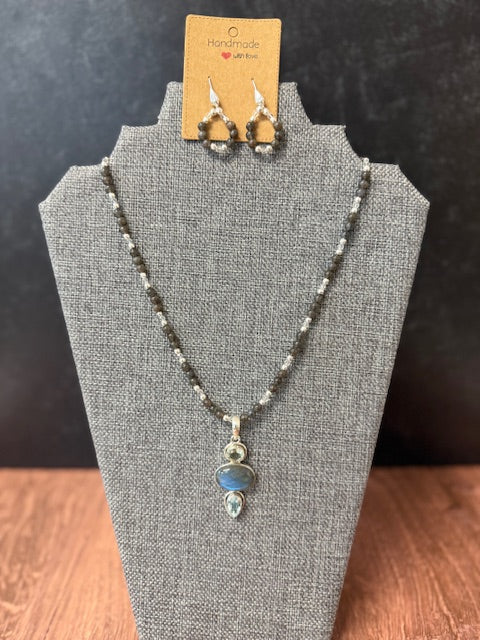 JANNIES JEWELS - 165 SILVER LABRODORITE AND BLUE TOPAZ NECKLACE