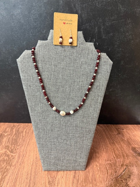 JANNIES JEWELS - 158 / 159 SILVER AND GARNET EARRINGS