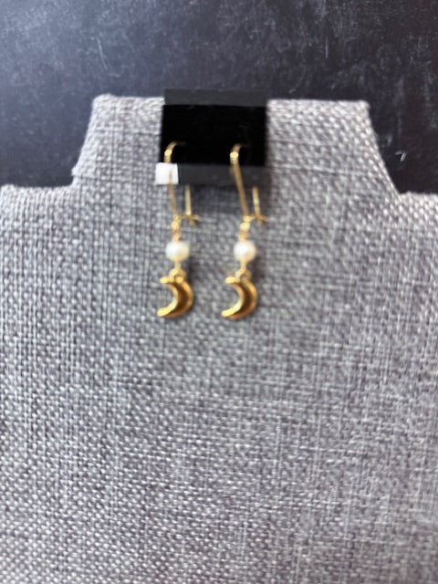 JANNIES JEWELS - 135 GOLD MOON AND PEARL EARRINGS