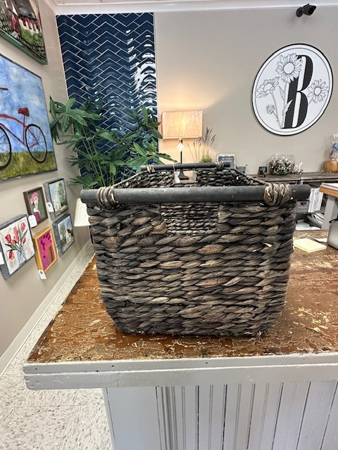 DARK WOVEN STORAGE BASKET WITH WOODEN HANDLES - ASSORTED SIZES