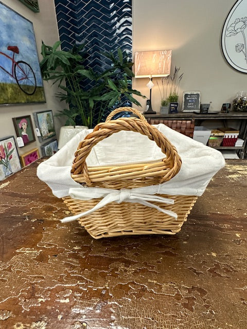 NATURAL BASKET WITH CREAM LINEN COVER