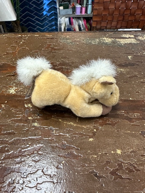 STUFFED HORSE WITH MAGNETIC FEET