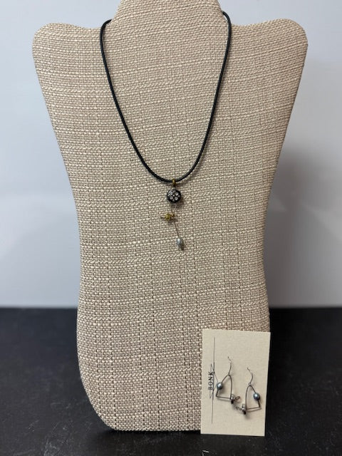 HOMEMADE JEWELRY BY SARA BONK - SMALL TRIANGLE W/PEARL