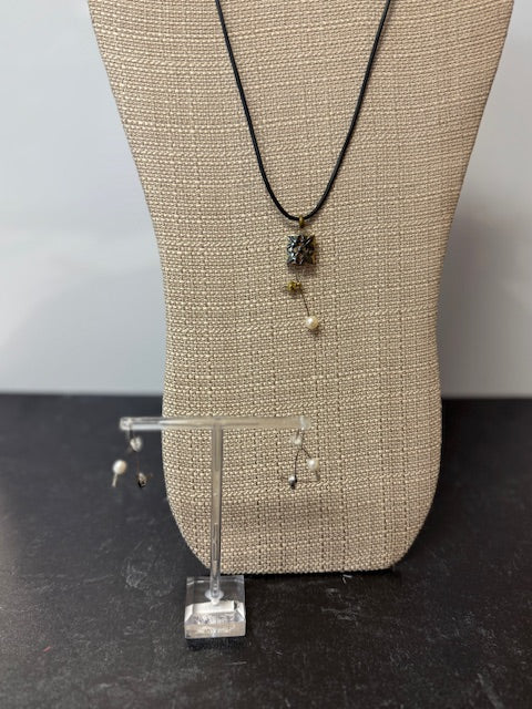 HOMEMADE JEWELRY BY SARA BONK - SMALL TRIANGLE W/PEARL
