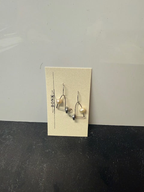 HOMEMADE JEWELRY BY SARA BONK - SMALL TRIANGLE W/PEARL