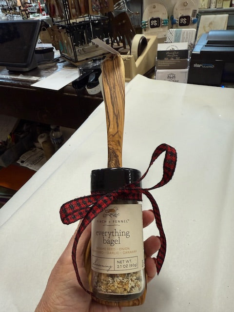 OLIVE WOOD UTENSIL AND FINCH & FENNEL SPICE GIFT SET - ASSORTED