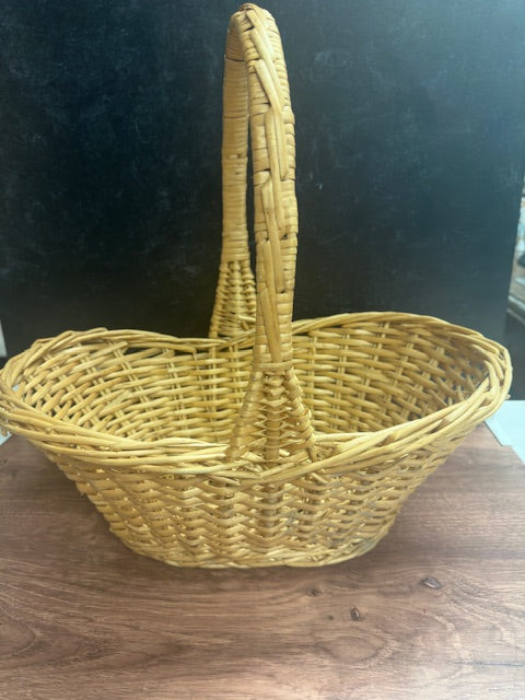 BOATSHAPED NATURAL WICKER BASKET WITH HANDLE