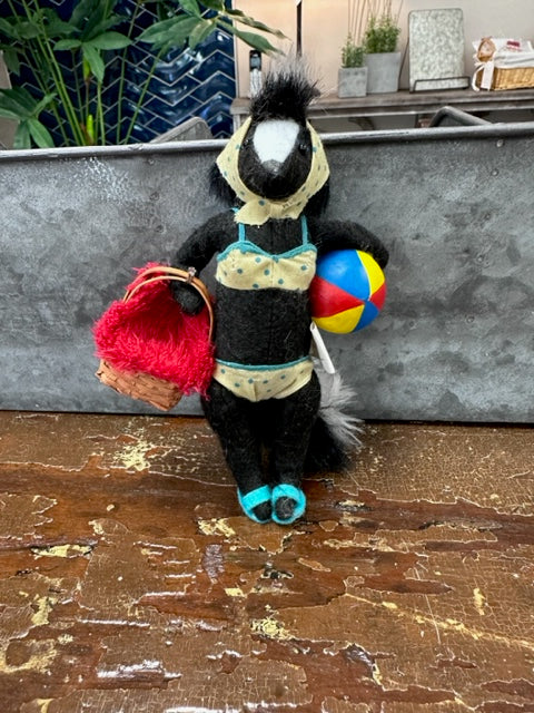 FELT BEACH SKUNK - ORNAMENT