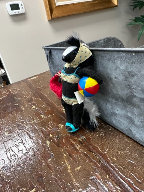 FELT BEACH SKUNK - ORNAMENT