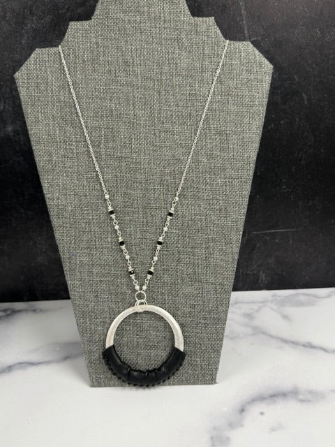 VINTAGE BRUSH SILVER TONE BLACK LEATHER PENDANT CHAIN NECKLACE
