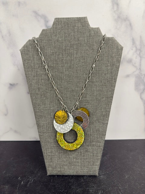 VINTAGE VIBRANT MULTI-CIRCLE PENDANT NECKLACE FEATURING A SILVER TONE CHAIN AND YELLOW AND SILVER GLITTER RESIN DISKS