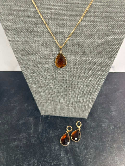 GOLD-TONE TEARDROP CUT CITRINE STONE PENDANT W/MATCHING FACETED DROP EARRINGS