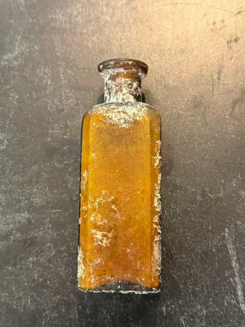 ANTIQUE 1880'S RECTANGULAR AMBER GLASS MEDICINE OR APOTHECARY BOTTLE.