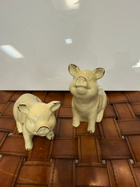 DISTRESSED PAIR OF CERAMIC FARMHOUSE STYLE PIGS